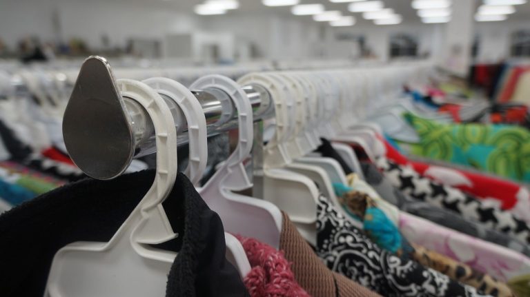 Como montar um brechó de roupas – 8 passos de sucesso!